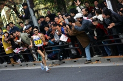 Marathonbegeisterung in Japan - hier wird Naoko Takahashi beim Tokio-Marathon angefeuert. © www.photorun.net