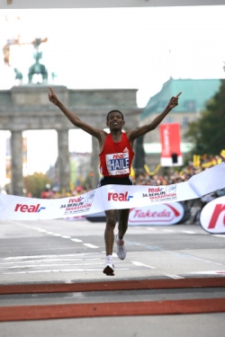 Haile Gebrselassie stürmt in Weltrekordzeit ins Ziel in Berlin. © www.photorun.net