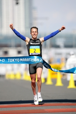 Viktor Röthlin gewinnt den Tokio-Marathon. © www.photorun.net