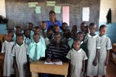 KIMbias Paul Koech mit einer Schulklasse in Kenia. © Victor Sailer