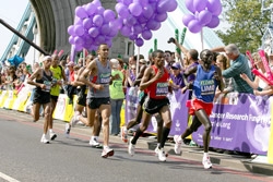 Die Spitzengruppe an der Tower Bridge beim London-Marathon. © www.photorun.net
