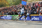Paul Tergat und Hendrick Ramaala kämpfen um den Sieg beim ING New York Marathon.