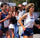 1994 Boston-Marathon: Gemeinsam mit Elana Meyer versuche ich entspannt durch die Newton-Hügel zu laufen. © Adidas