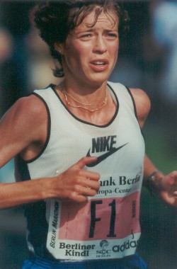 Vermeiden Sie Folgendes: In der Schlussphase des Berlin-Marathons 1995 ziehe ich meine Schultern hoch und laufe mit verspanntem Oberkörper. © privat