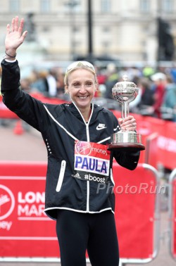 Paula Radcliffe received the inaugural John Disley London Marathon Lifetime Achievement Award. © www.PhotoRun.net