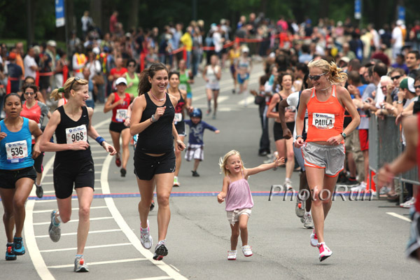 Paula Radcliffe (rechts) joggte das letzte Stück gemeinsam mit ihrer dreijährigen Tochter Isla und der ebenfalls schwangeren Kara Goucher (ohne Startnummer). © www.PhotoRun.net