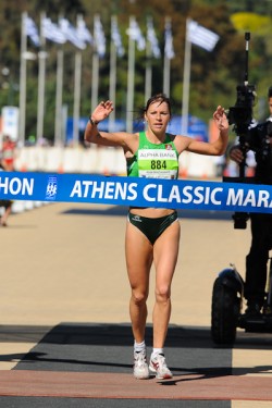 Rasa Drazdauskaite war die schnellste Frau beim großen Marathon-Jubiläum in Athen. © Athens Classic Marathon