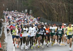 Der Boston-Marathon – sein hügeliger Streckenverlauf fordert jedes Jahr Tausende von Läufern heraus. © www.PhotoRun.net