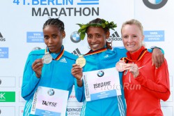 Feyse Tadese, Tirfi Tsegaye und Shalane Flanagan. © www.PhotoRun.net