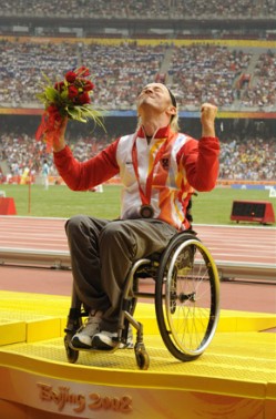 Thomas feiert seine Goldmedaille im Marathon. © Franz Baldauf