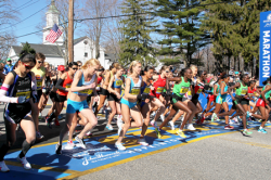 Der Start des Frauenrennens beim 115. Boston-Marathon. © www.PhotoRun.net