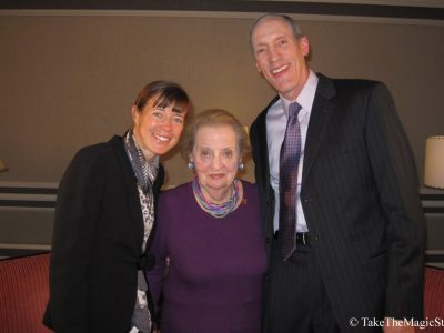 Uta zusammen mit der früheren US-amerikanischen Außenministerin Madeleine Albright und Aaron Harber in Aspen, Colorado, während des „Aspen Ideas Festival“, 2013. © Take The Magic Step
