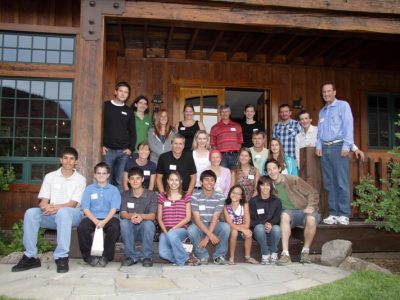 Unser Team zusammen mit Kindern der SOS Outreach Organisation in 2010. © Betty Shepherd
