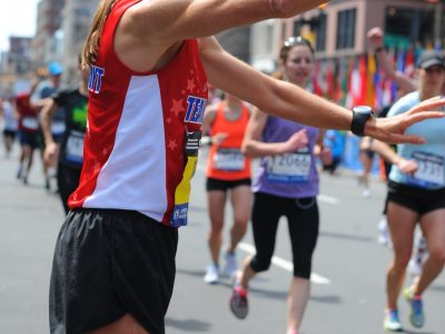 Uta feuert die Lauffreunde beim Boston-Marathon im April 2014 an. © MarathonFoto