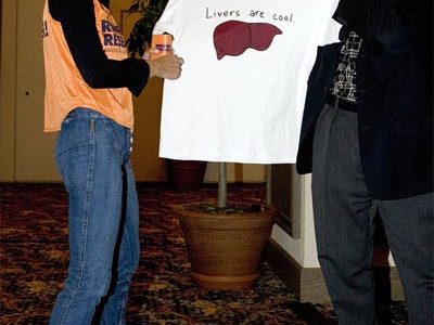 T-Shirt mit der Aufschrift “Livers are cool” (American Liver Foundation, April 2005). © Norman J. Lang