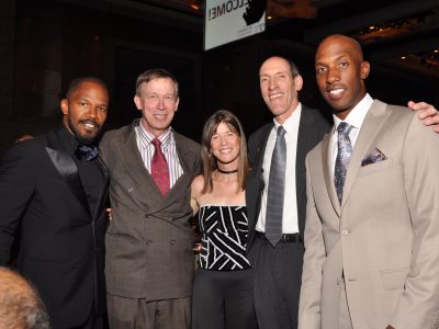 Schauspieler Jamie Foxx, Colorados Gouverneur John Hickenlooper, Uta, Fernsehmoderator Aaron Harber und Basketballspieler der LA Clippers Chauncey Billups bei der „Be Beautiful Be Yourself” Fashion Show 2011 der Global Down-Syndrome-Foundation. © Steve Crecelius