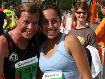 Bellin-Run 2008, in Green Bay, Wisconsin (USA) ...glückliche Mädchen an der Ziellinie. © Bellin Health