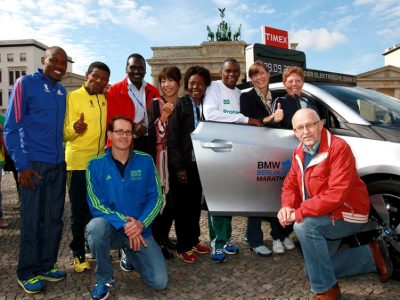 Vor dem Brandenburger Tor mit Berlins Weltrekordhaltern Patrick Makau, Haile Gebrselassie, Paul Tergat, Naoko Takahashi, Tegla Loroupe, Ronaldo Da Costa und Christa Vahlensieck sowie Mark und Horst Milde, September 2013. © www.PhotoRun.net