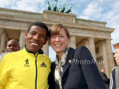 Haile Gebrselassie und Uta vor dem Brandenburger Tor im September 2013. © www.PhotoRun.net