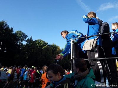 „High Fives” am Start des Berlin-Marathons, September 2013. © Take The Magic Step