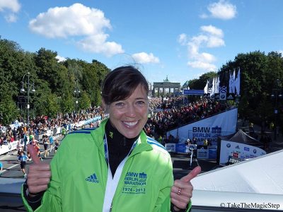 Daumen hoch im Ziel des Berlin-Marathons im September 2013. © Take The Magic Step