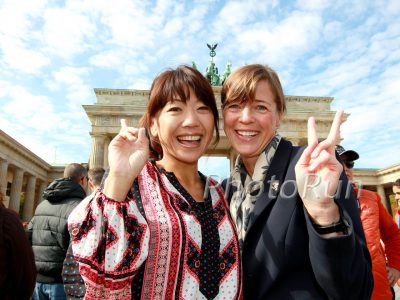 Naoko Takahashi und Uta vor dem Brandenburger Tor im September 2013. © www.PhotoRun.net