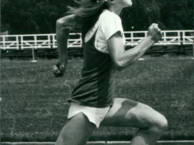 …ein Sprint zum Ziel im Staffel-Wettbewerb bei einem meiner ersten Wettkämpfe. © Uta Pippig