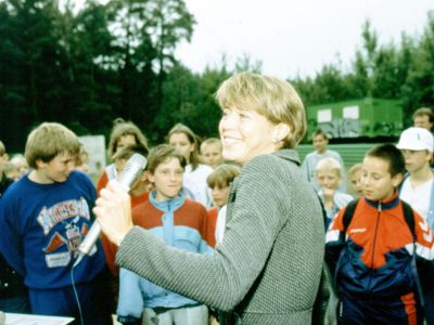 Uta zusammen mit Kindern der TSG Blau-Weiß Petershagen. © Victor Sailer