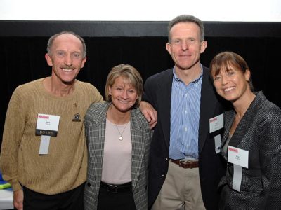 Uta mit Jack Fultz (links außen), Kendra Spielberg, DFMC 2007 Pasta Party-Sprecherin und ehemalige Krebspatientin, und Paul Scully, DFMC stellvertr. Vorsitzender und Pasta Party-Moderator. © Justin Knight