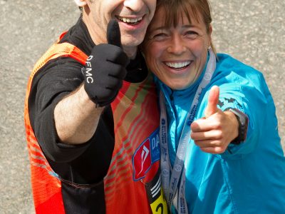 Geschafft! „Thumbs-up“ an der Ziellinie des Marathons im April 2010 mit Dr. Barrett J. Rollins, dem Vorsitzenden der wissenschaftlichen Abteilung des DFCI. ©  Dana-Farber-KI (Foto: Justin Knight)