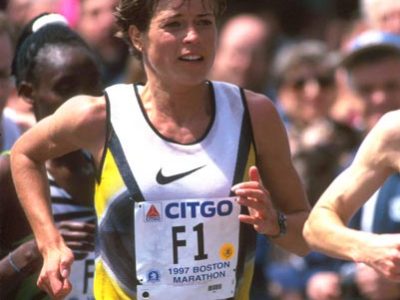 Boston-Marathon 1997: Uta geht als Vierte ins Ziel. © Victor Sailer