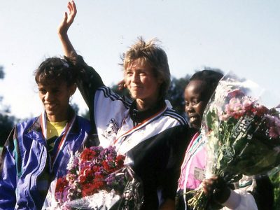 Uta in Hengelo 1993 nach ihrem Sieg über 10.000m. © Rhein-Ruhr-Foto/Gustav E. Schöder