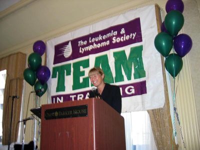 Uta während ihrer Rede bei der Veranstaltung der Leukemia Society im April 2005. ©