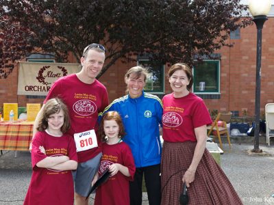 Louisa May Alcotts Orchard House 5-/10-km-Lauf und 5-km-Walk 2011. © John Kennard