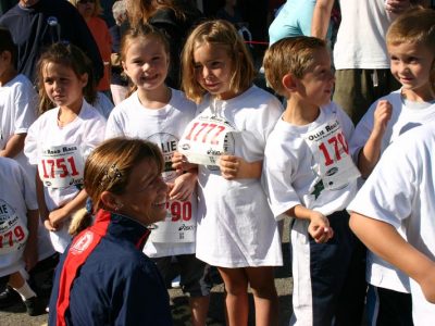Hey, mir gefällt meine Nummer 1772! South Boston Neighborhood House mit dem Ollie-Road-Race 2006. © Mary Fiske/SBNH