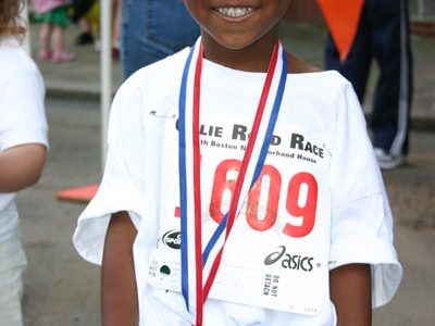 Ich hab’s geschafft! South Boston Neighborhood House mit dem Ollie-Road-Race 2006. © Mary Fiske/SBNH