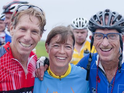 Billy Starr, der Gründer der Pan-Mass Challenge, Uta und Jack Fultz, der Sieger des Boston-Marathons in 1976, an der Ziellinie in Provincetown; PMC 2009. © John Deputy
