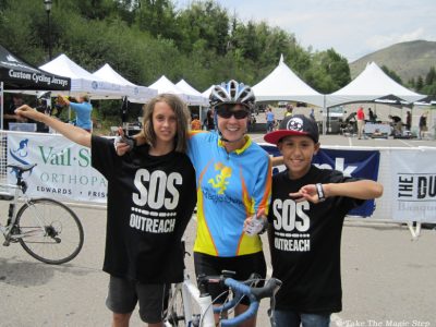 Uta hat mit neuen Freunden Spaß beim Colorado-Eagle River Ride 2013. © Take The Magic Step