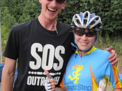 Seth Ehrlich, der stellvertretende Geschäftsführer von SOS Outreach, zusammen mit Uta beim Colorado-Eagle River Ride 2013. © Take The Magic Step