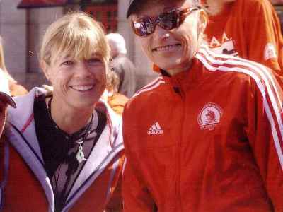 Uta und Grete Waitz beim Kids Run des Boston-Marathons 2005. © Jim Davis