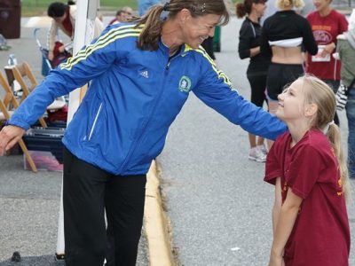 „Herzlichen Glückwunsch zu Deinem tollen Rennen kleines Running Girl!“ …Louisa May Alcott Orchard House 5-/10-km-Lauf und 5-km-Walk. © John Kennard